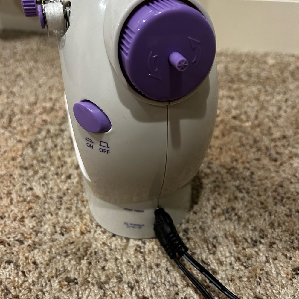 Mini Sewing Machine - Picture 13 of 15
